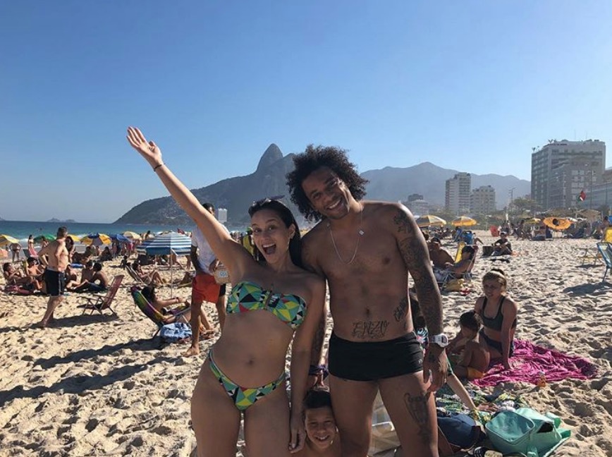  Jogador Marcelo joga 'altinha' com galera em praia e atrai multidão de curiosos