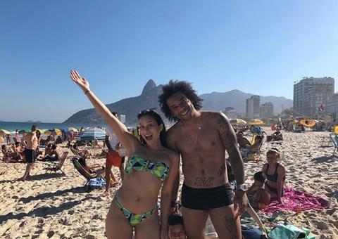  Jogador Marcelo joga 'altinha' com galera em praia e atrai multidão de curiosos