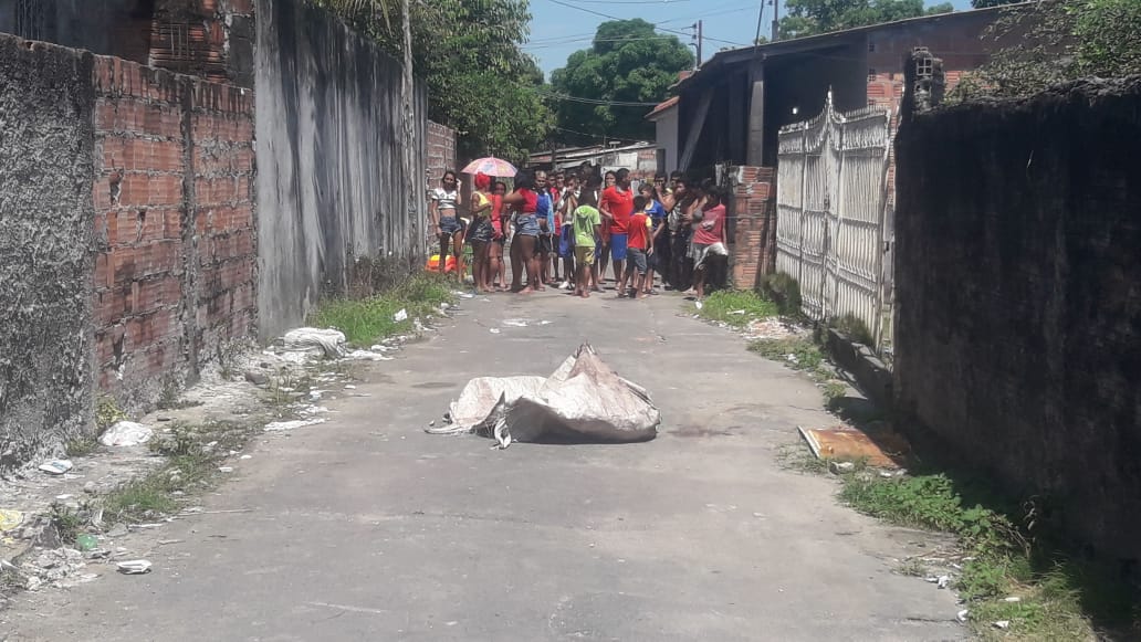 Decapitado e sem vísceras, corpo de homem é abandonado em rua de Manaus