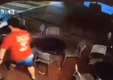 Homem assedia mulher em restaurante mas desfecho é impressionante