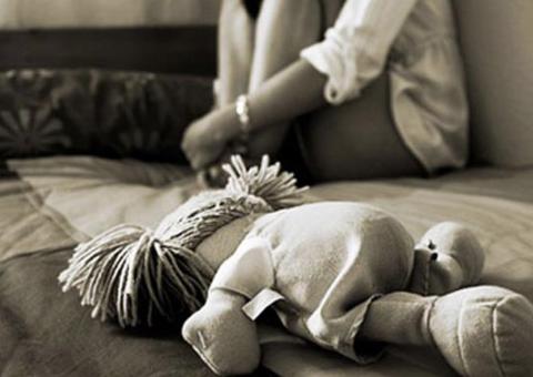 Adolescente estuprada por seu irmão é presa por aborto