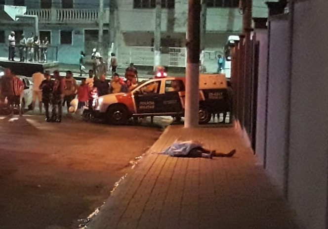 Idosa e filha são assassinadas com facadas dentro de casa em Manaus