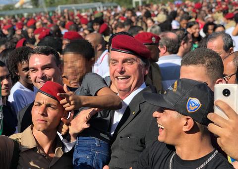 Após críticas, Bolsonaro volta a posar com criança fazendo sinal de arma 