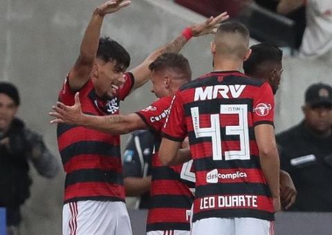 Flamengo vence Botafogo e mantém liderança do Brasileiro
