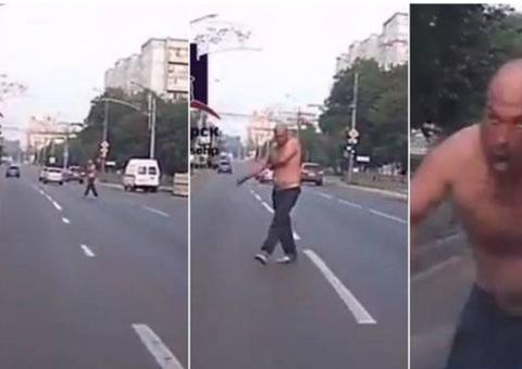 Homem surge como zumbi e ataca carro em rodovia 