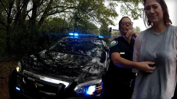 Câmera flagra policiais decidindo prisão no cara e coroa