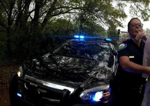 Câmera flagra policiais decidindo prisão no cara e coroa