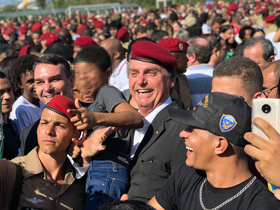 Bolsonaro causa revolta ao posar novamente com criança fazendo sinal de arma