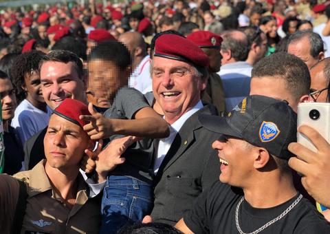 Bolsonaro causa revolta ao posar novamente com criança fazendo sinal de arma