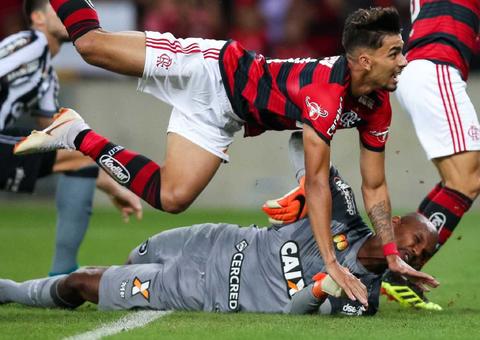 Goleiro do Botafogo sofre trauma sério no pescoço ao se chocar com jogador do Fla