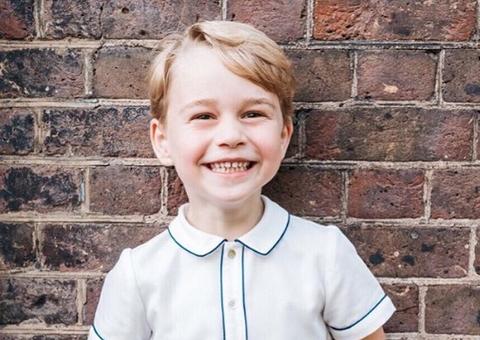 Antes de aniversário no Caribe, Príncipe George esbanja fofura em foto dos 5 anos 