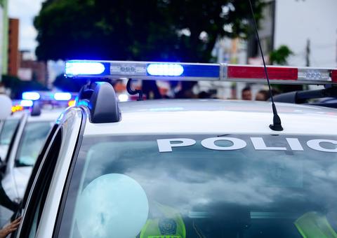 Mulher morre após ser feita refém em supermercado nos EUA