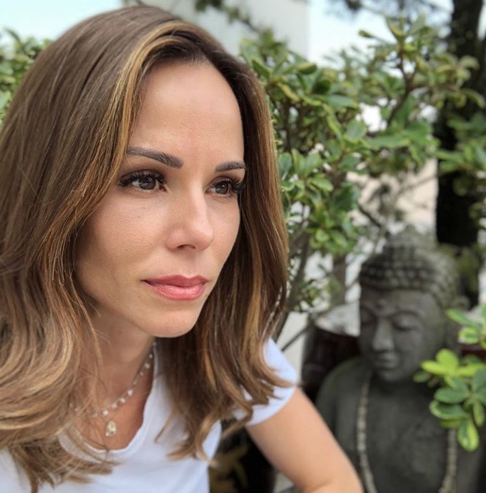   Usando máscara, Ana Furtado manda recado em vídeo: 'a vida não tem replay'  