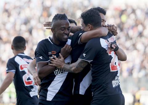 Com menos um, Vasco segura pressão e garante vitória sobre o Grêmio