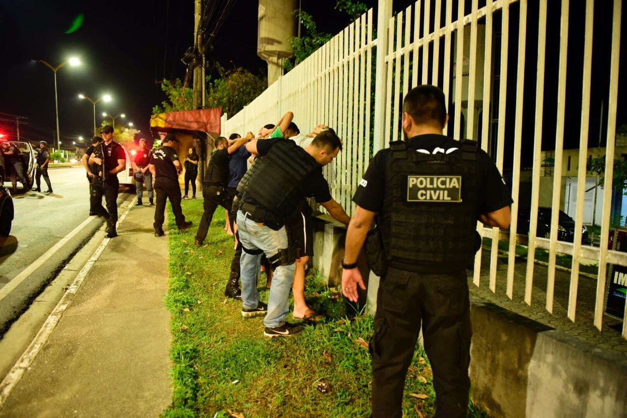 5 pessoas são presas e 31 bares fiscalizados na Operação Cavalo de Aço