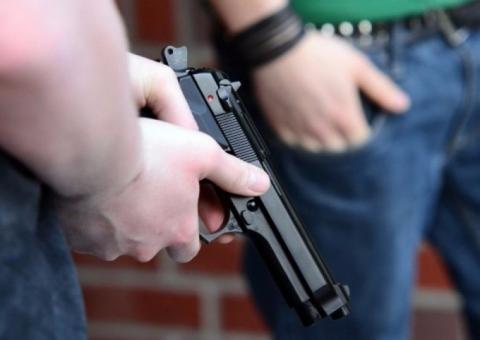 Saindo do trabalho, homem é assassinado a tiros na frente da esposa em Manaus