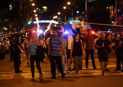 Ataque a tiros deixa duas pessoas mortas e 13 feridos