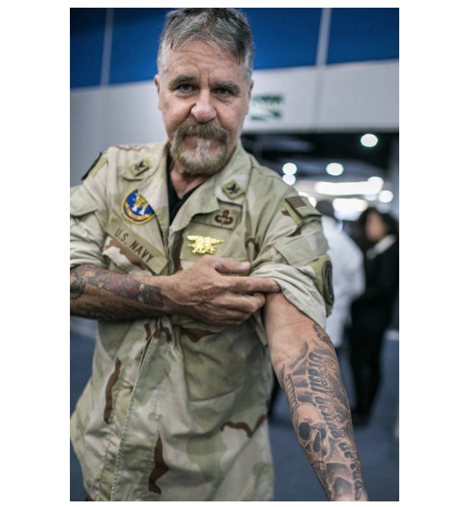 Com tatuagem de Bolsonaro, eleitor rouba a cena em convenção do PSL