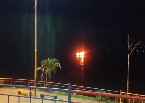 Embarcação pega fogo e afunda no Amazonas