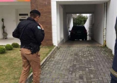 Mulher morre ao ser atingida pelo próprio carro em garagem