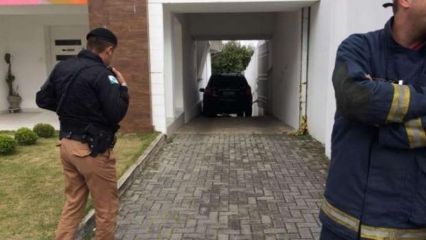 Mulher morre ao ser atingida pelo próprio carro em garagem