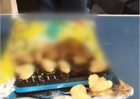 Mulher é presa ao tentar entrar em presídio com celular escondido em pacote de melitos no Amazonas