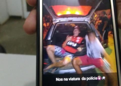  Jovem é preso ao entrar em viatura da PM para tirar fotos