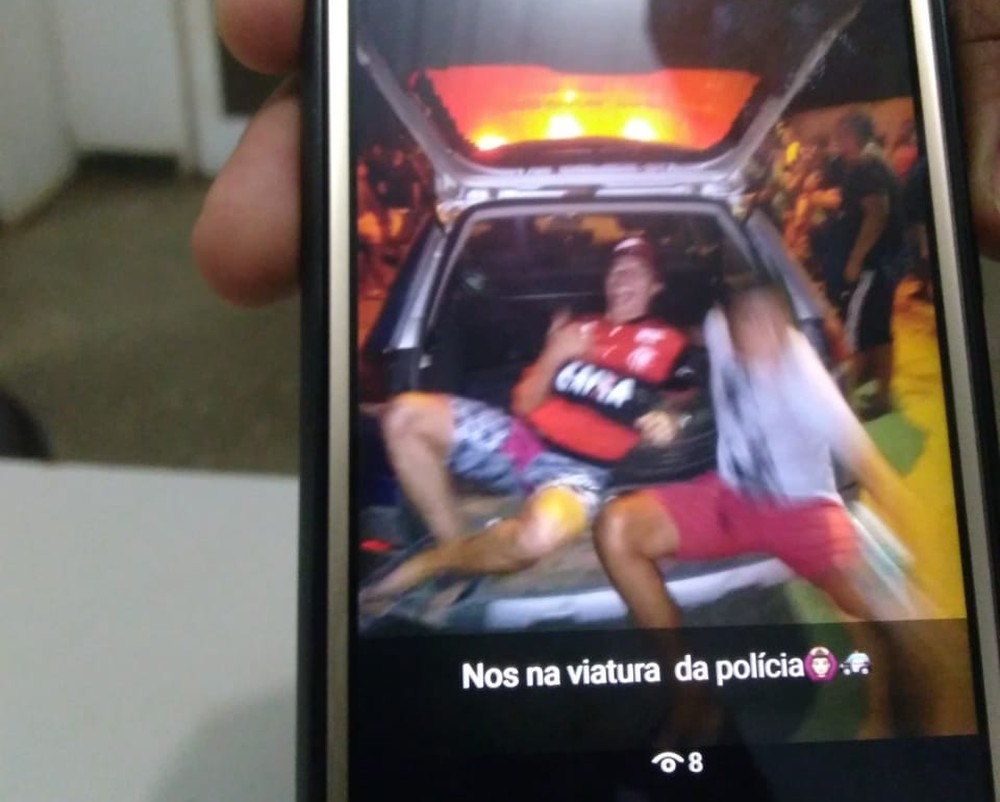  Jovem é preso ao entrar em viatura da PM para tirar fotos