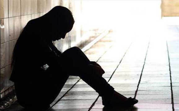 Pai e madrasta são condenados após raspar cabelo e humilhar criança