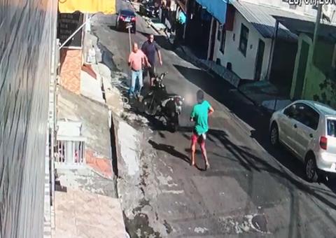 Com vassourada, pai tenta defender filho de assalto e ambos são baleados em Manaus