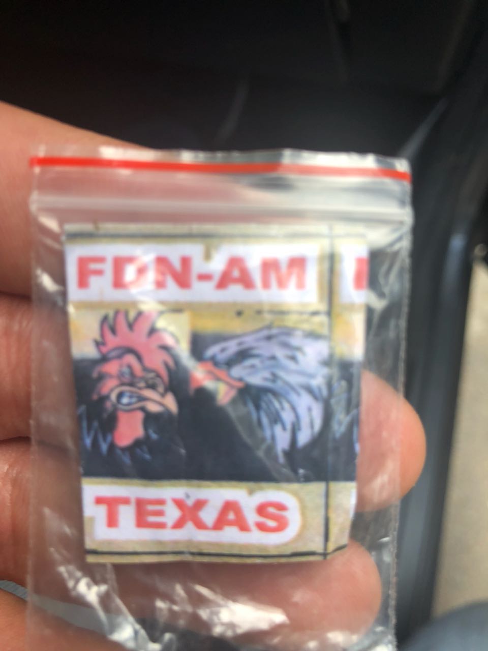 Dupla é presa com embalagens de drogas personalizadas da FDN em Manaus 