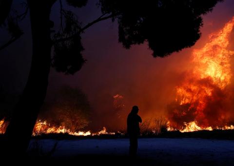 Incêndios florestais se alastram e matam 20 pessoas na Grécia