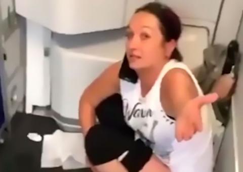 Mulher causa alvoroço ao fazer necessidades durante voo na frente dos passageiros