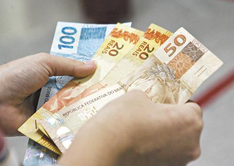 No Amazonas, servidores estaduais começam a receber primeira parcela do 13º salário