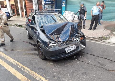 Jovem fica ferido em acidente grave entre carro e ônibus em Manaus