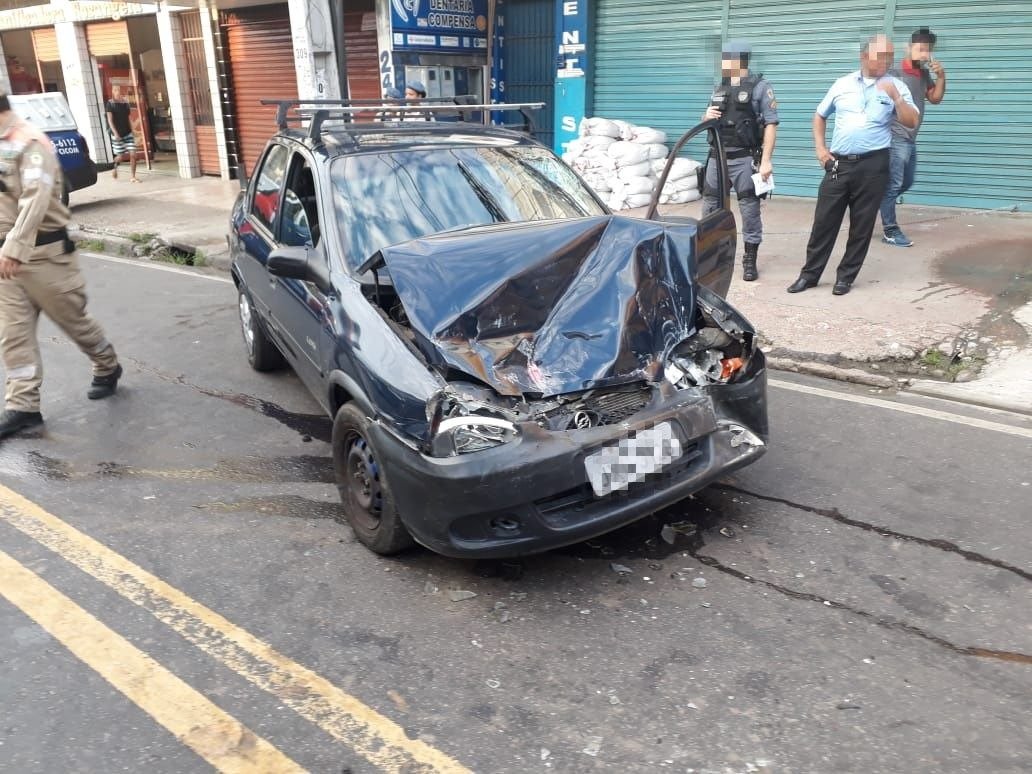 Jovem fica ferido em acidente grave entre carro e ônibus em Manaus
