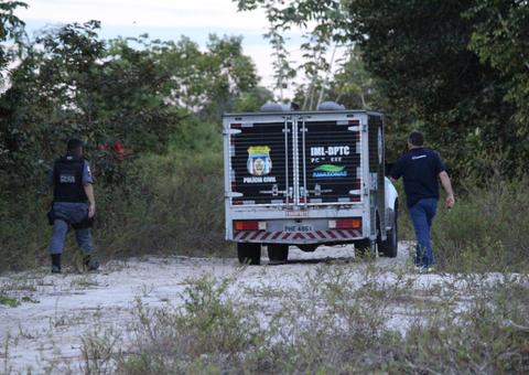 Crivado de balas, corpo de homem é encontrado em ramal de Manaus