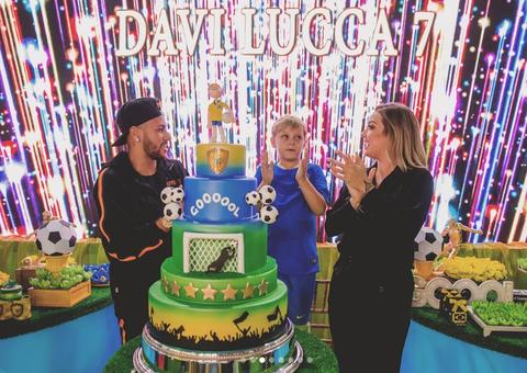 Carol Dantas posta foto do filho com Bruna Marquezine e agradece presença da atriz