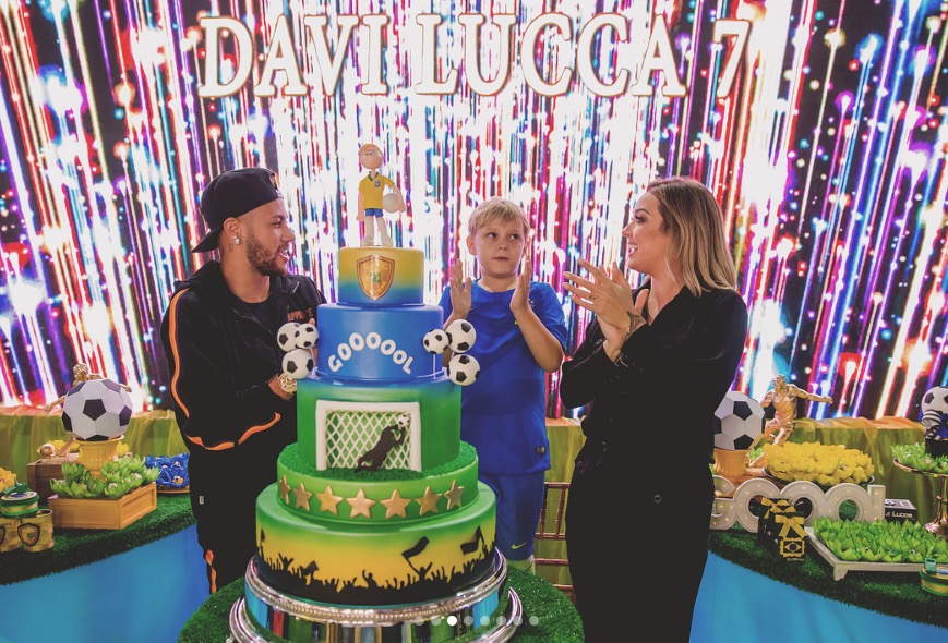 Carol Dantas posta foto do filho com Bruna Marquezine e agradece presença da atriz