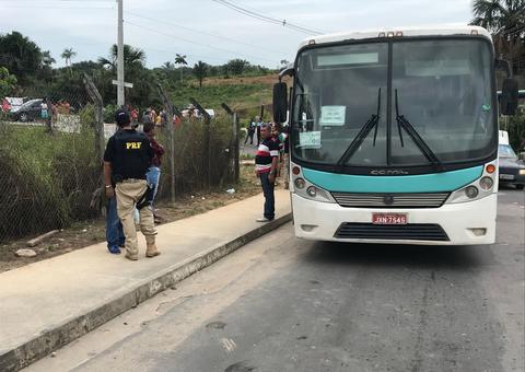 Mulher morre atropelada após acidente entre carro e ônibus na BR-174