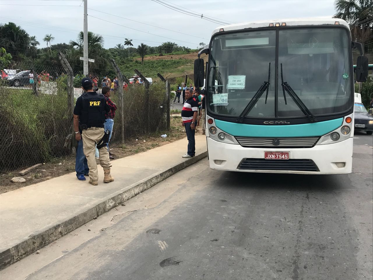 Mulher morre atropelada após acidente entre carro e ônibus na BR-174