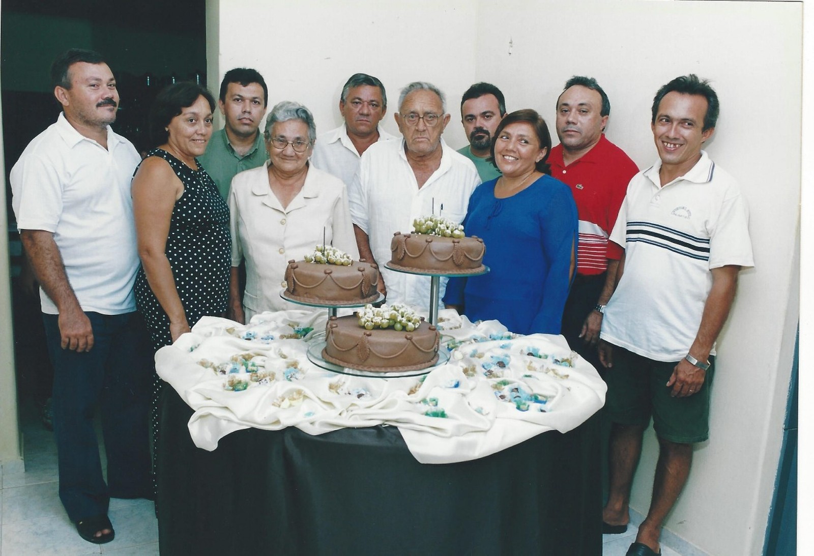 Para pagar promessa, pais batizam 17 filhos de Francisco