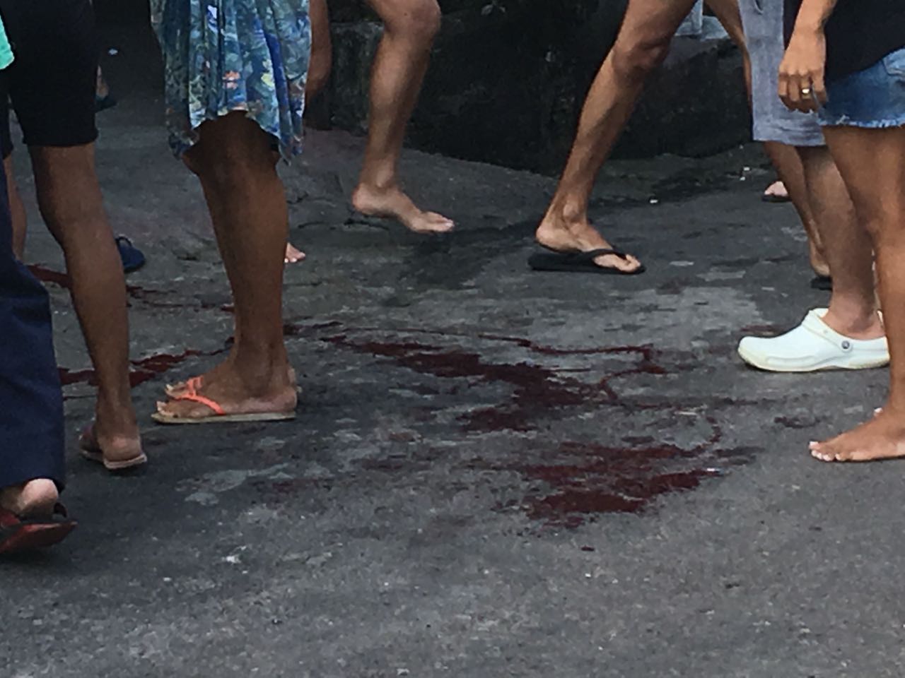 Na frente de casa, irmãos são baleados por encapuzado e um morre em Manaus