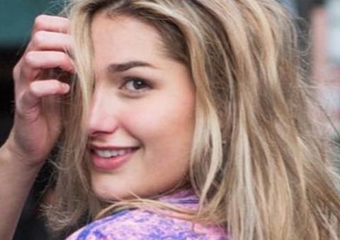  Às vésperas dos 20, Sasha posa fatal de sutiã transparente