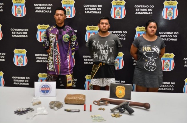 Foragido do Compaj e mais dois são presos com armas e drogas em Manaus