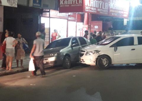 Colisão envolvendo carros e caminhão baú deixa mulher ferida em Manaus