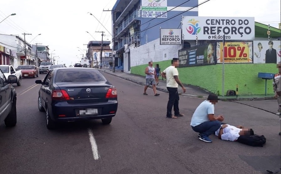 Acidente entre carro e motocicleta deixa um ferido e trânsito complicado em Manaus