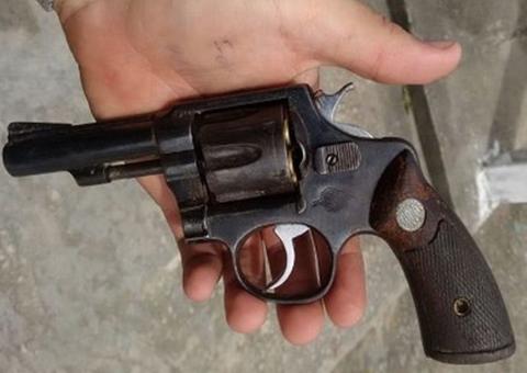 Detento do semiaberto é preso enquanto 'desfilava' armado em rua de Manaus