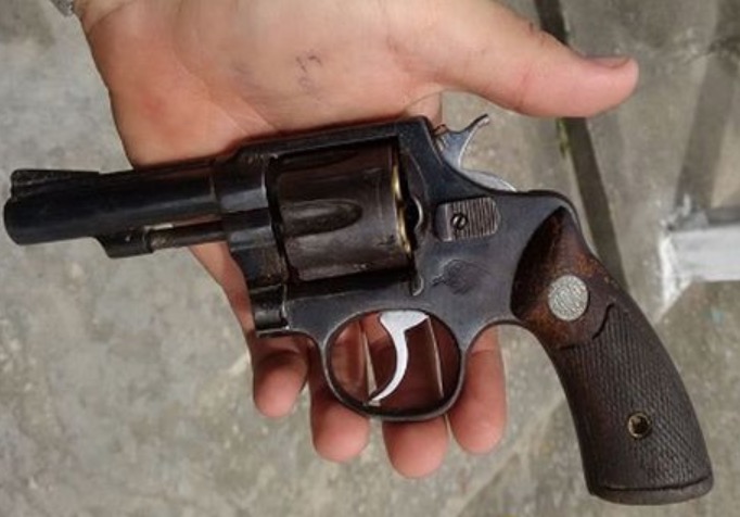 Detento do semiaberto é preso enquanto 'desfilava' armado em rua de Manaus