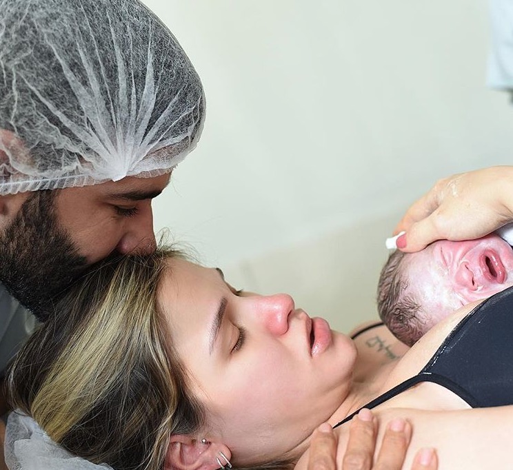 Andressa Suita mostra foto do nascimento do 2º filho